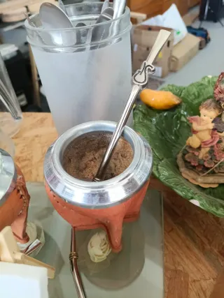Mate de cuero argentino con bombilla