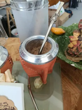Mate de cuero argentino con bombilla