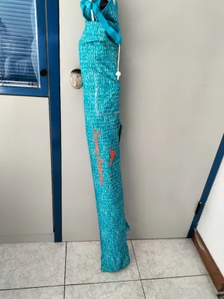 Sombrilla de playa azul con base