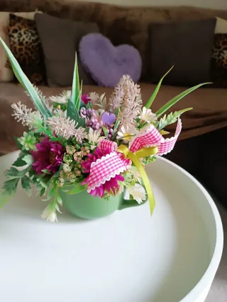 Tazza decorativa con fiori artificiali