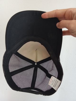 Gorra tropical y negra