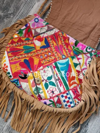 Bolso joya boho con bordados, abalorios y flecos ♡