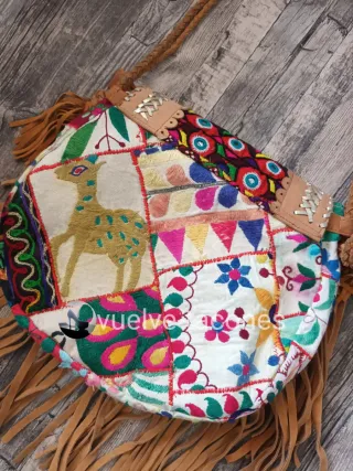 Bolso joya boho con bordados, abalorios y flecos ♡