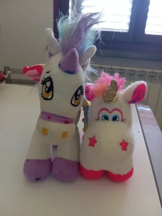 Peluche unicorni, multicole e dimensione.