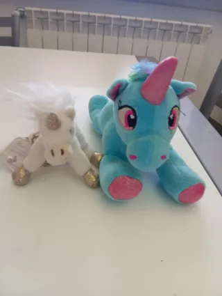 Peluche unicorni, multicole e dimensione.
