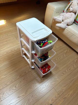 Cajonera con ruedas y juguetes de distinto tipo!.