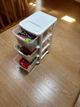 Cajonera con ruedas y juguetes de distinto tipo!.