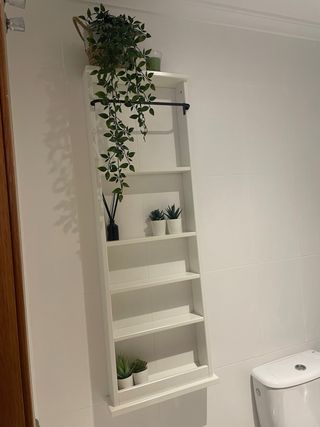 Estantería decorativa de madera blanca