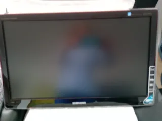 2 TVs LG 32 y 24, la de 32 es LG, y la de 24 SANSu