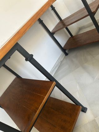 Escritorio madera y metal con estantes