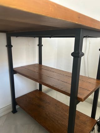 Escritorio madera y metal con estantes