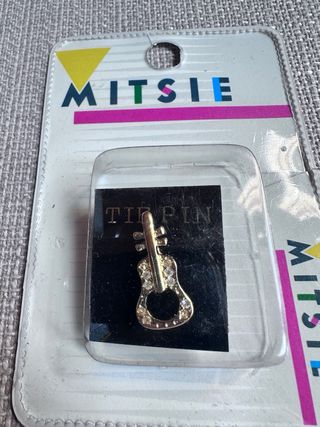 Pin guitarra dorado con brillantes