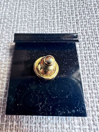 Pin guitarra dorado con brillantes