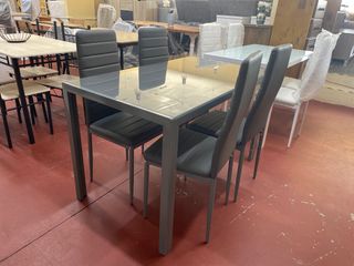 Mesa de comedor con 4 sillas