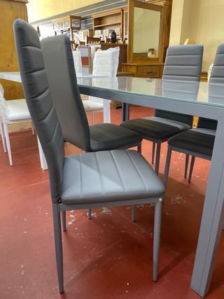 Mesa de comedor con 4 sillas