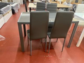 Mesa de comedor con 4 sillas