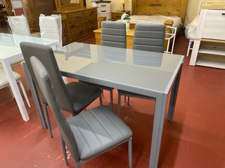 Mesa de comedor con 4 sillas