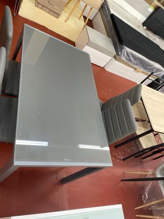 Mesa de comedor con 4 sillas