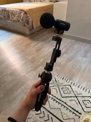 Micrófono Shure con trípode