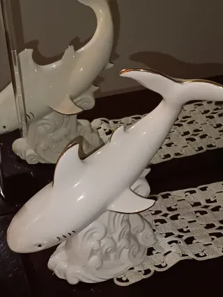 Conjunto 2 figuras tiburón cerámica blanco dorado