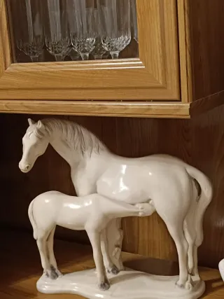 Conjunto 2 figuras tiburón cerámica blanco dorado