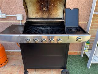 Barbacoa de gas negra y plateada