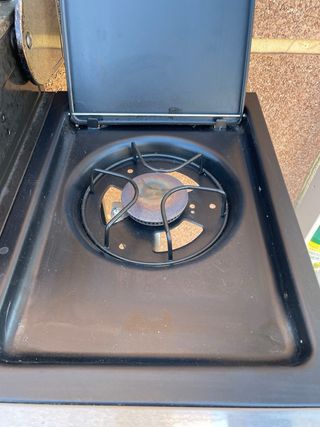 Barbacoa de gas negra y plateada