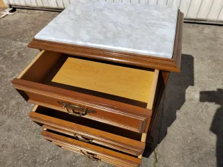Mesillas de noche de madera y mármol