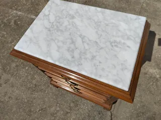 Mesillas de noche de madera y mármol