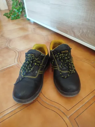 Zapatos de seguridad Wolfpack negros y amarillos