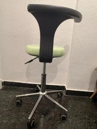 Taburete ergonómico negro y verde