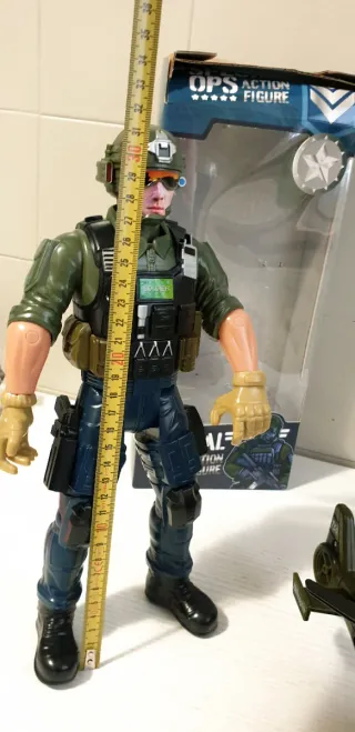 Soldato action figure ed elicottero