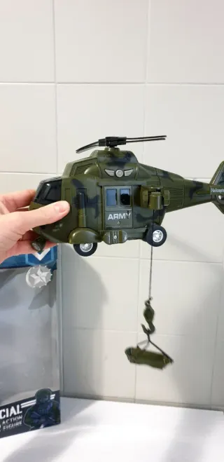 Soldato action figure ed elicottero
