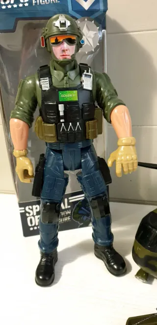 Soldato action figure ed elicottero