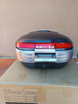 Baúl Shad 50L Rojo/Plata