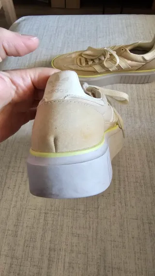 Zapatillas Adidas Beige y Blancas