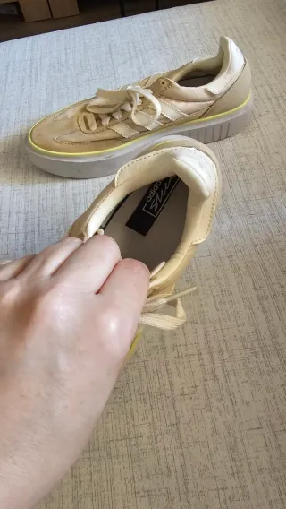 Zapatillas Adidas Beige y Blancas