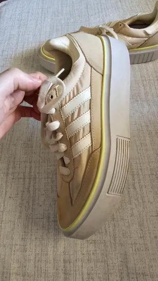 Zapatillas Adidas Beige y Blancas