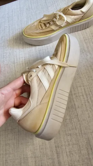 Zapatillas Adidas Beige y Blancas
