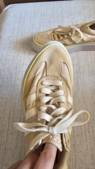 Zapatillas Adidas Beige y Blancas