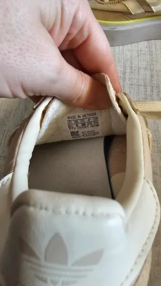 Zapatillas Adidas Beige y Blancas