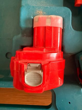 Taladro Makita DC1290 con cargador y maletín
