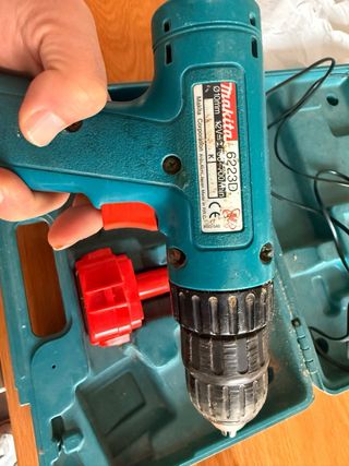Taladro Makita DC1290 con cargador y maletín