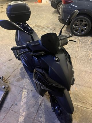QJ Motors 288km Scooter Negra . 6 años garantia.