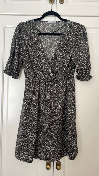 Vestido Oysho floral negro y rosa