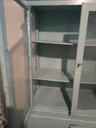 Mueble vintage azul con puertas de cristal