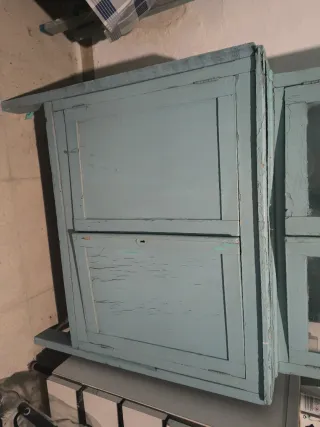 Mueble vintage azul con puertas de cristal