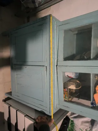 Mueble vintage azul con puertas de cristal