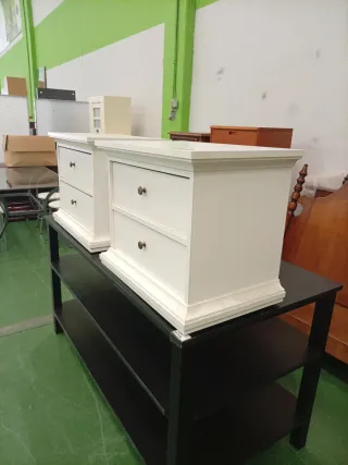 Mesitas de noche blancas.