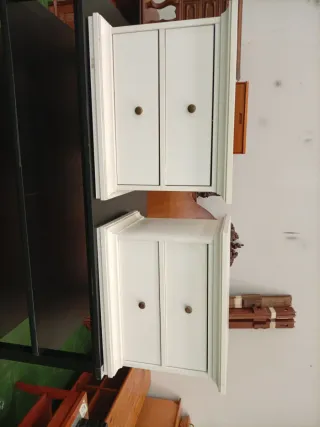 Mesitas de noche blancas.